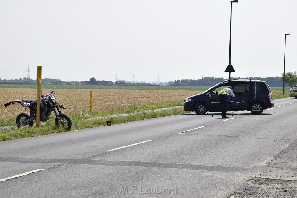 Schwerer Krad Pkw Unfall Koeln Porz Libur Liburer Landstr (Krad Fahrer nach Tagen verstorben) P102.JPG - Miklos Laubert